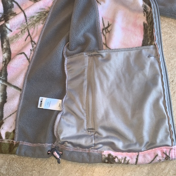 CABELA’S Realtree pink camo fleece jacket, grey trim, Zip front, pockets. M - Picture 11 of 17